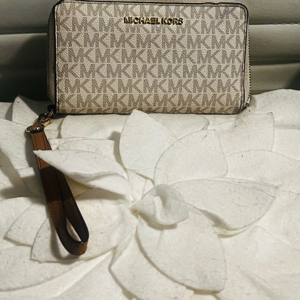 Michael Kors Signature Beige Wristlet